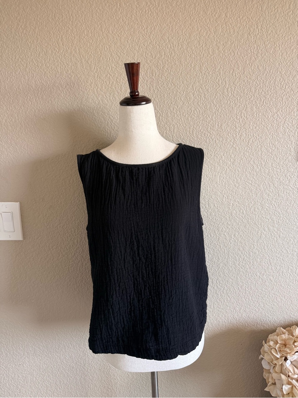 Max Studio Black Textured Sleeveless Scoop Neck Tank